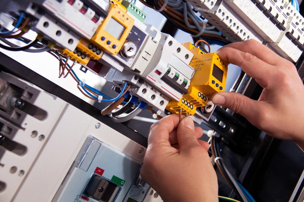 Un technicien de SIME travaillant sur une installation éléctrique