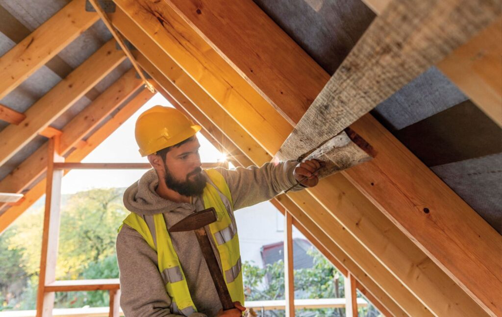 Un technicien de SIME en plein chantier de rénovation d'une maison